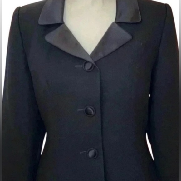 Atrium Collection, Vintage 2pc Black Skirt Suit w/ Satin V-Neck Collar Size 10 - Picture 4 of 7